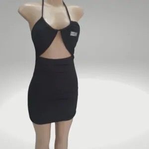 Vestido negro corto escotado